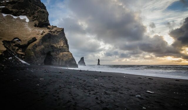 attractions in Iceland_black sand beach