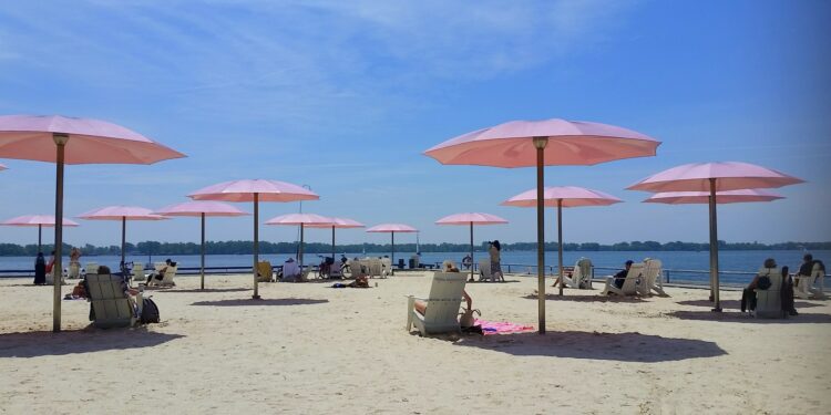 Free things to do in Toronto_Go to Sugar Beach