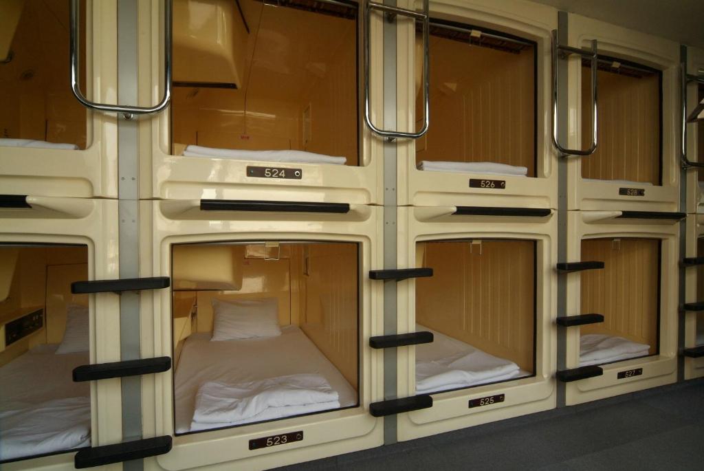 best places to stay in Tokyo_capsule hotel