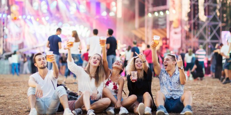 Friends enjoying live music in Europe's Music Festivals (Source: Canva)