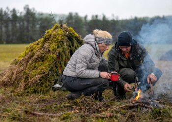 Wilderness Survival: Hiker Couple Preparing Tea In Wilderness (Source: Canva)