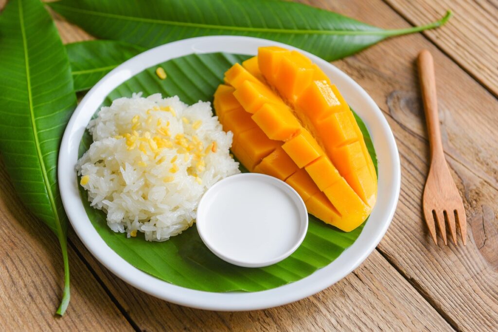 mango sticky rice - foods to try in bangkok