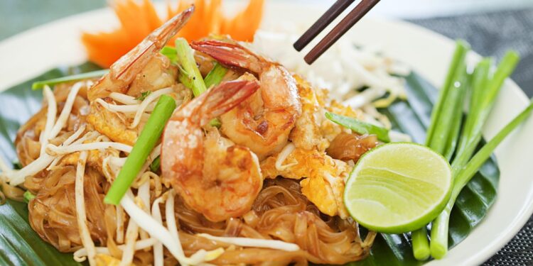 pad thai - foods to try in bangkok