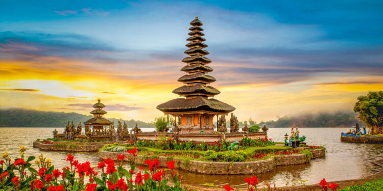 explore the best places to visit in Indonesia: pura ulun danu bratan temple
