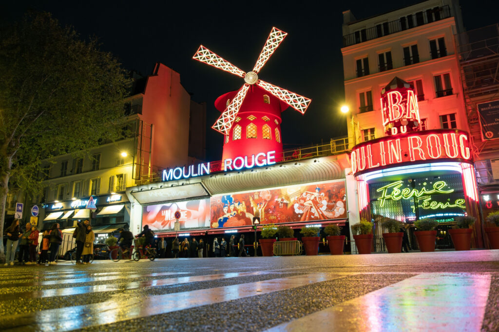moulin rouge at night - things to do in paris as a couple