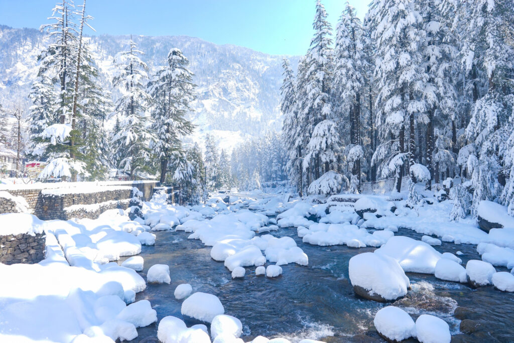 serene winter getaway in old manali, one of the best vacation spots in india