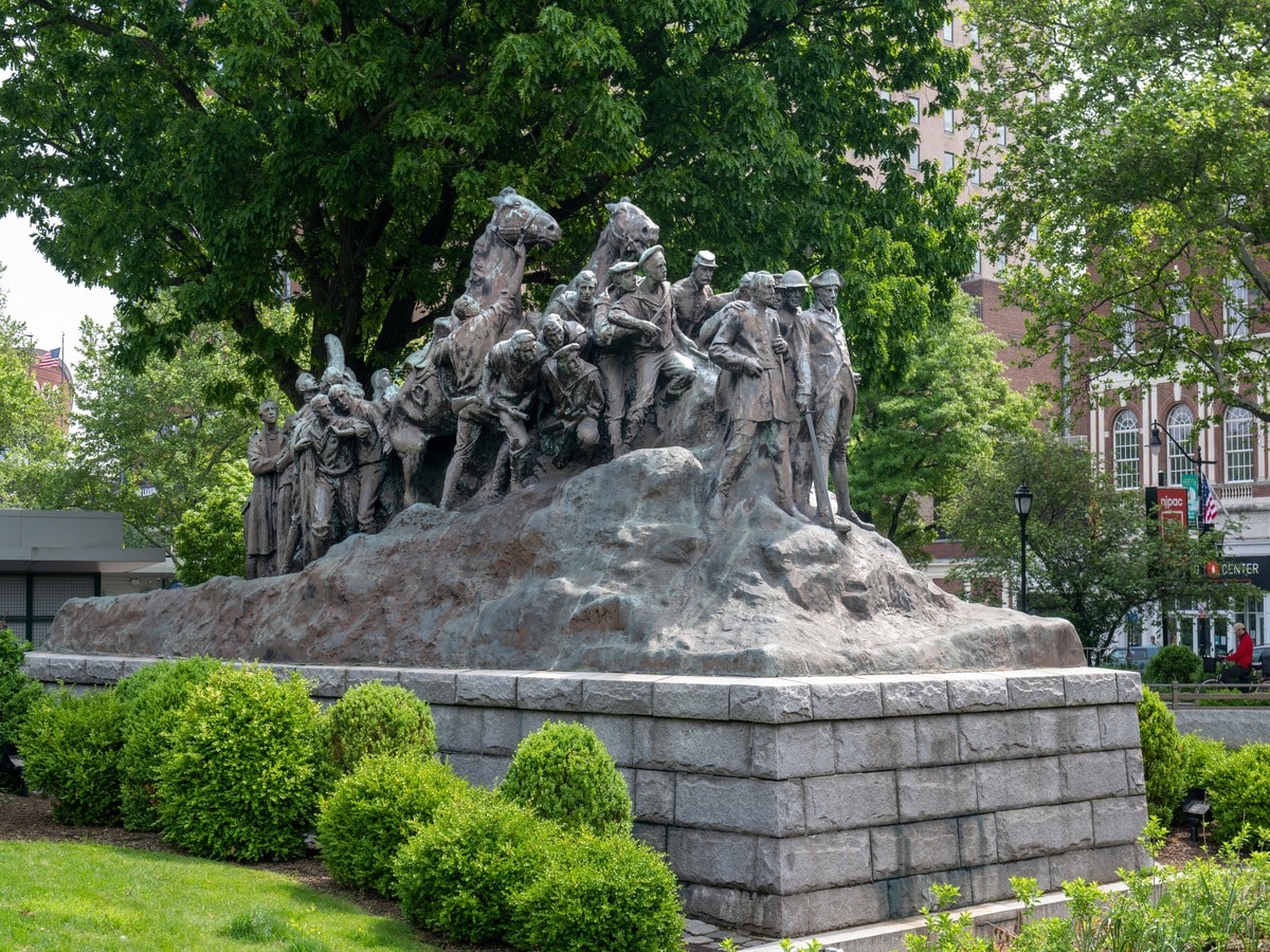 Wars of America statue in Military Park