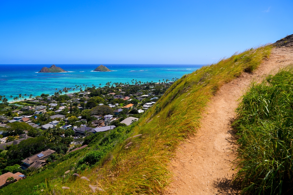 Dirt path of Lanikai Pillbox hike in Kailua, offering a view over Lanikai Beach and the Mokulua Islets on the eastern side of Oahu island in Hawaii, United States